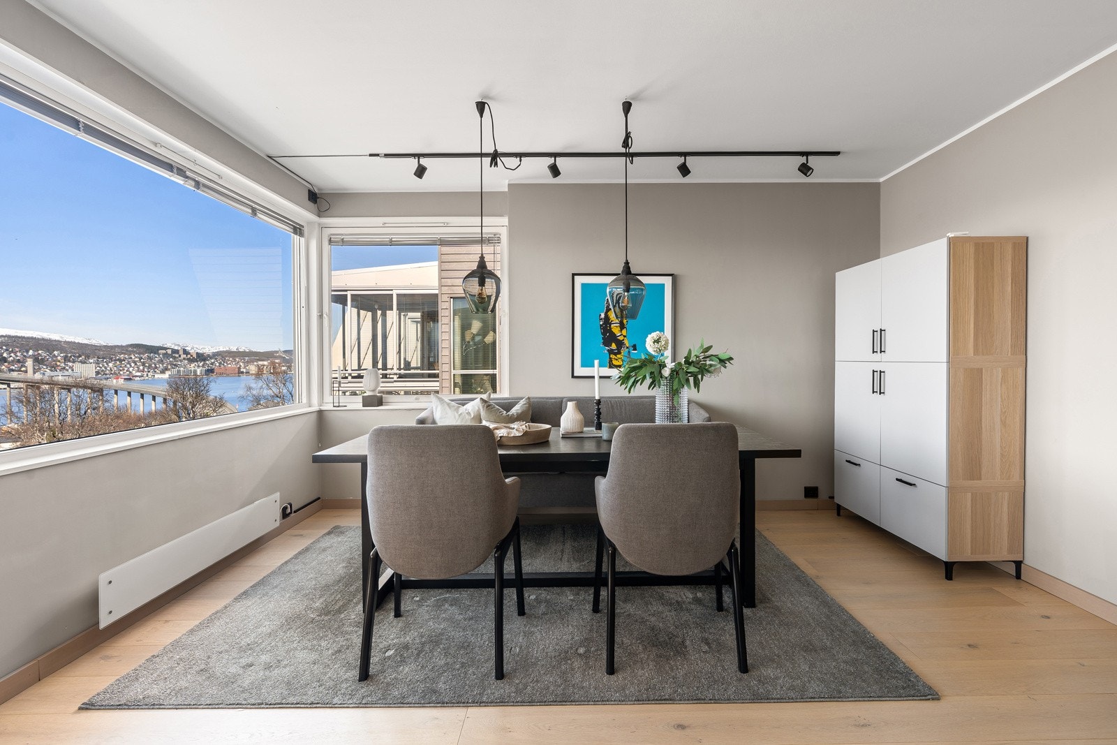 Spisestuen har også nydelig utsikt.