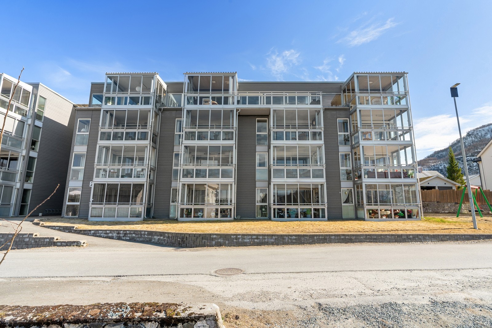 I området har man kort vei til barnehager, skoler, buss, dagligvarebutikk, samt flott ski- og turløyper oppover Tromsdalen.