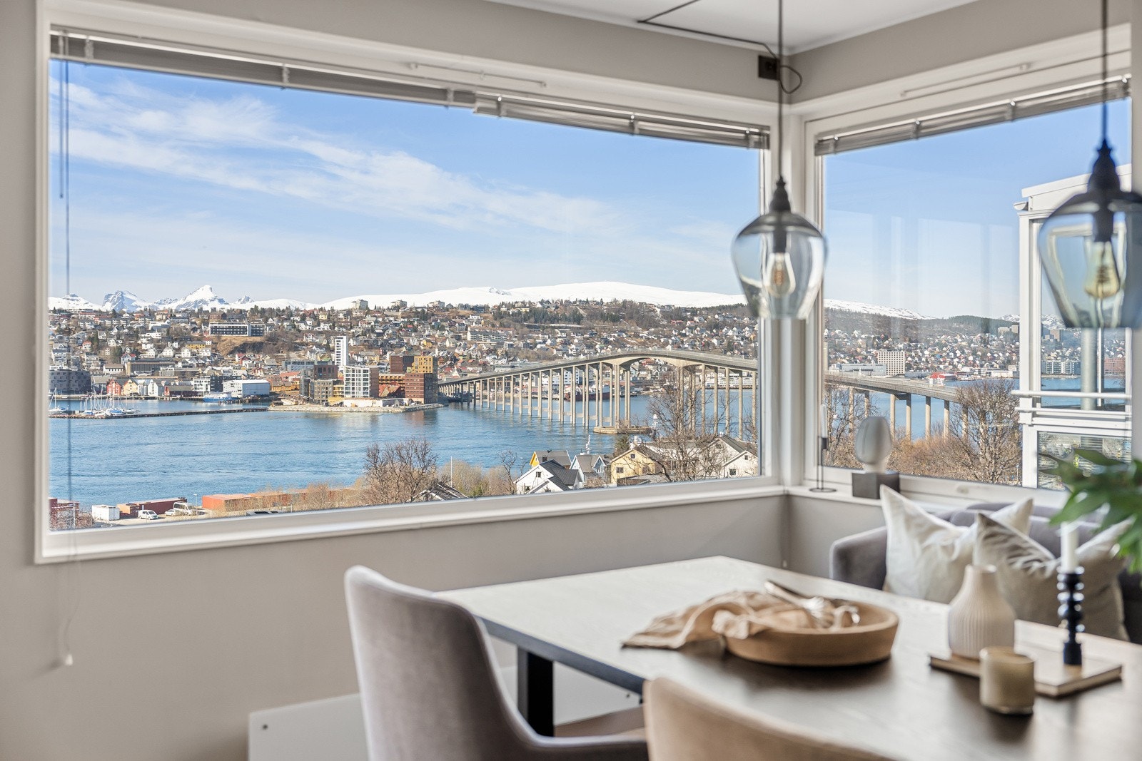 Hjørne- og toppleilighet med svært gode lysforhold.