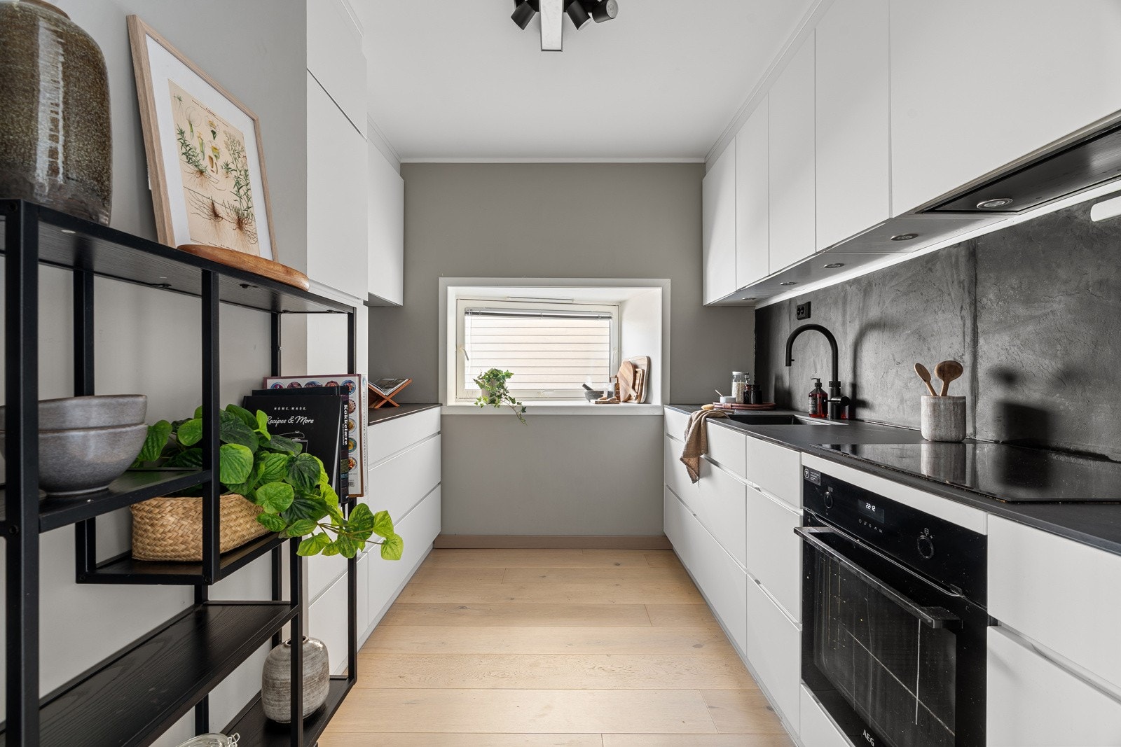 Lekkert oppgradert kjøkken fra 2021 med integrerte hvitevarer.