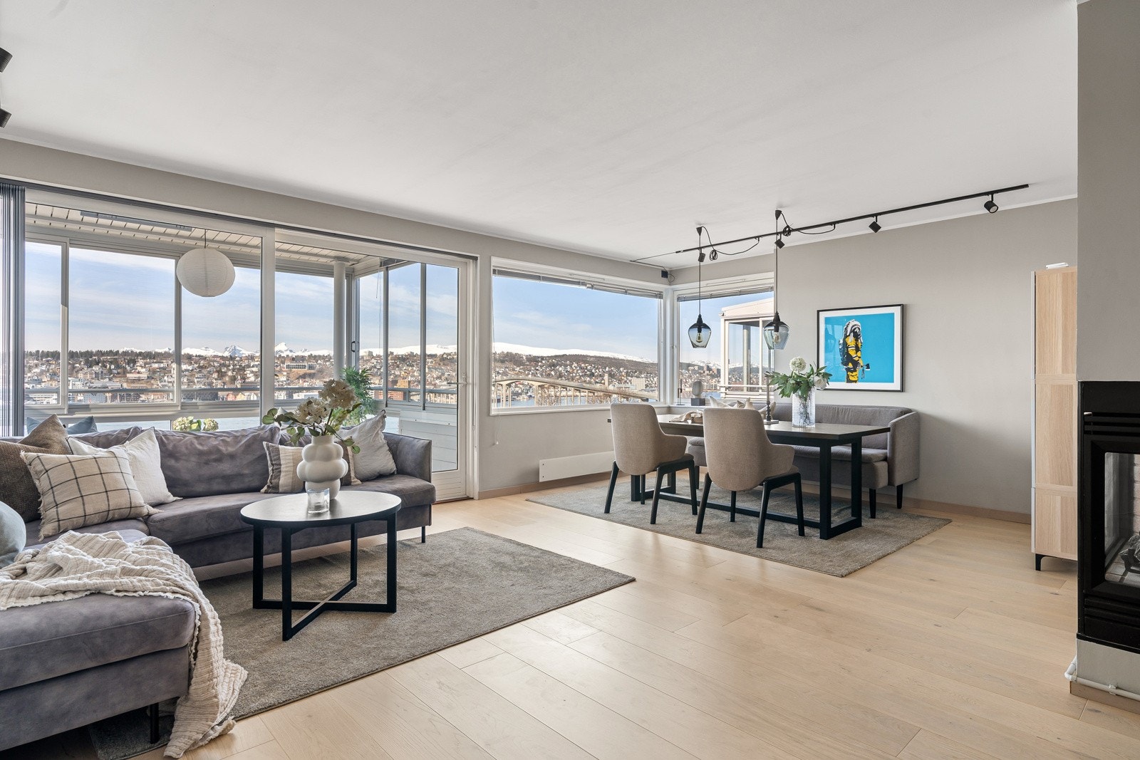 Her er det store vindusflater og godt med lysinnslipp - Utgang til innglasset balkong som er med på å utvide stuen med 11 kvm.