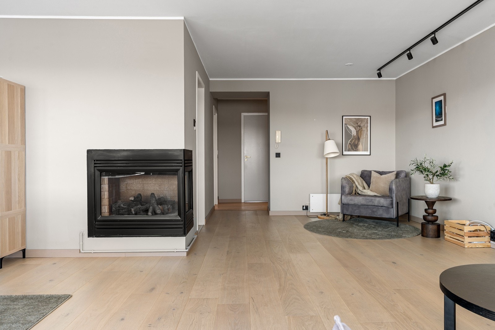 Lys og luftig stue med parkett og gasspeis.