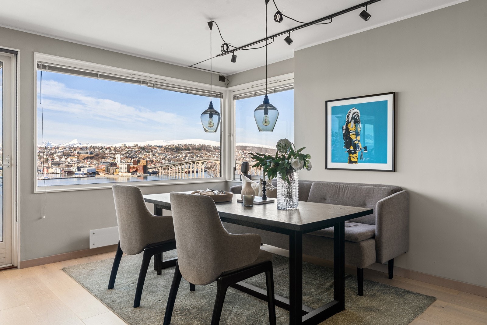 Leiligheten er oppgradert i perioden 2021-23 med moderne fargevalg og nye parkettgulv.