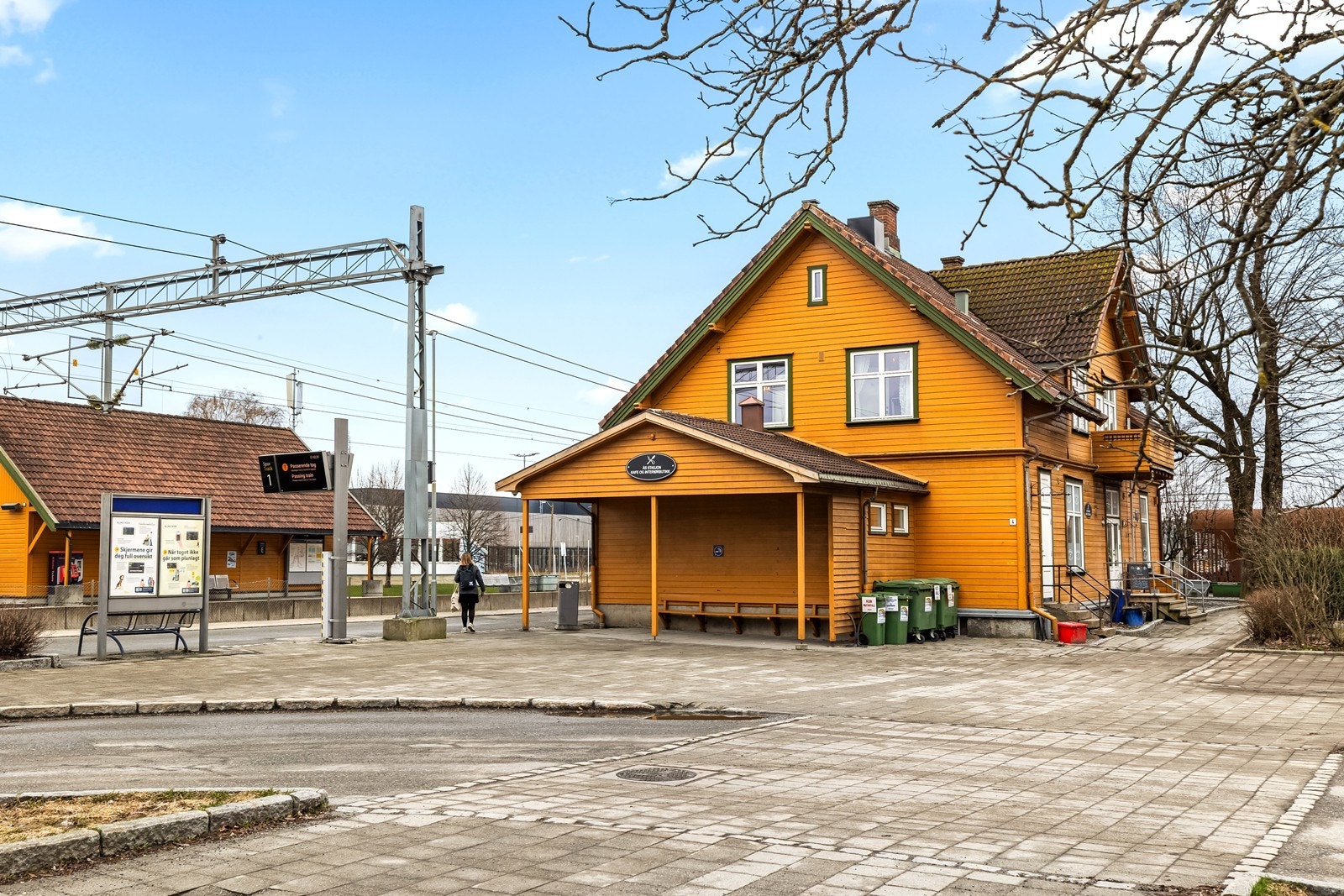 Togstasjon finnes rett utenfor leiligheten og har ca. 19 min reisetid til Oslo S. Galleribilde