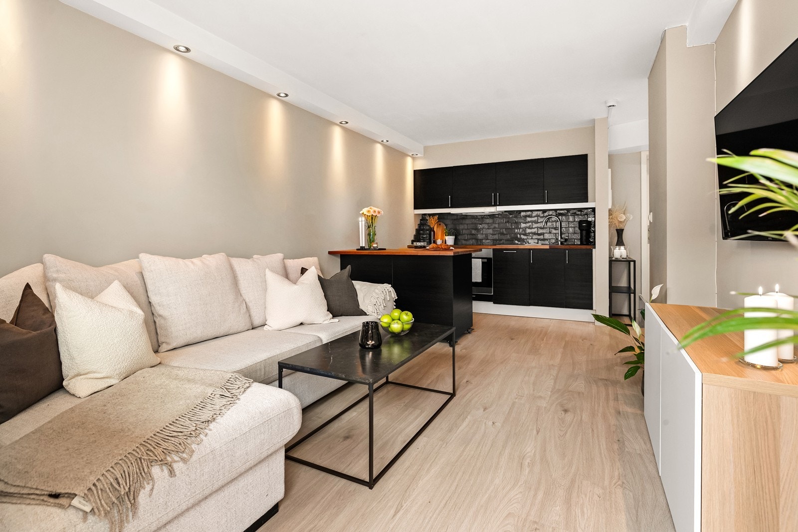 Boligen fremstår som delikat, med lyse gulv og vegger, stilfullt kjøkken samt downlights i himlingen. Galleribilde