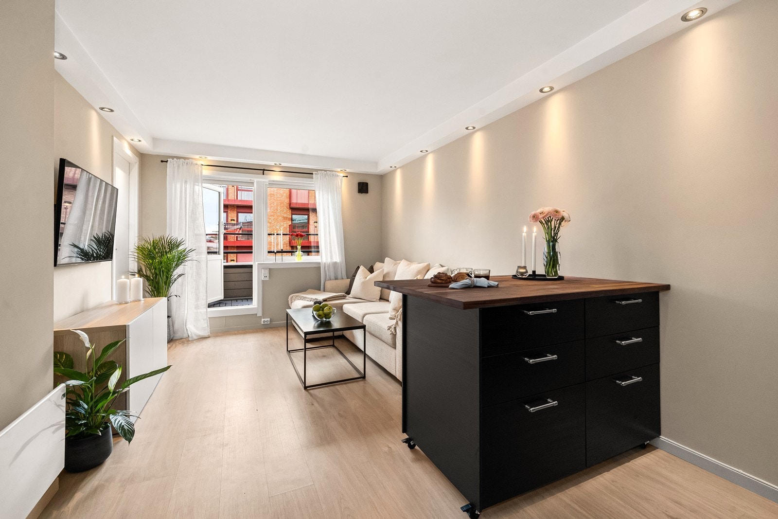 Gulvene består av en lys og fin laminat. Galleribilde