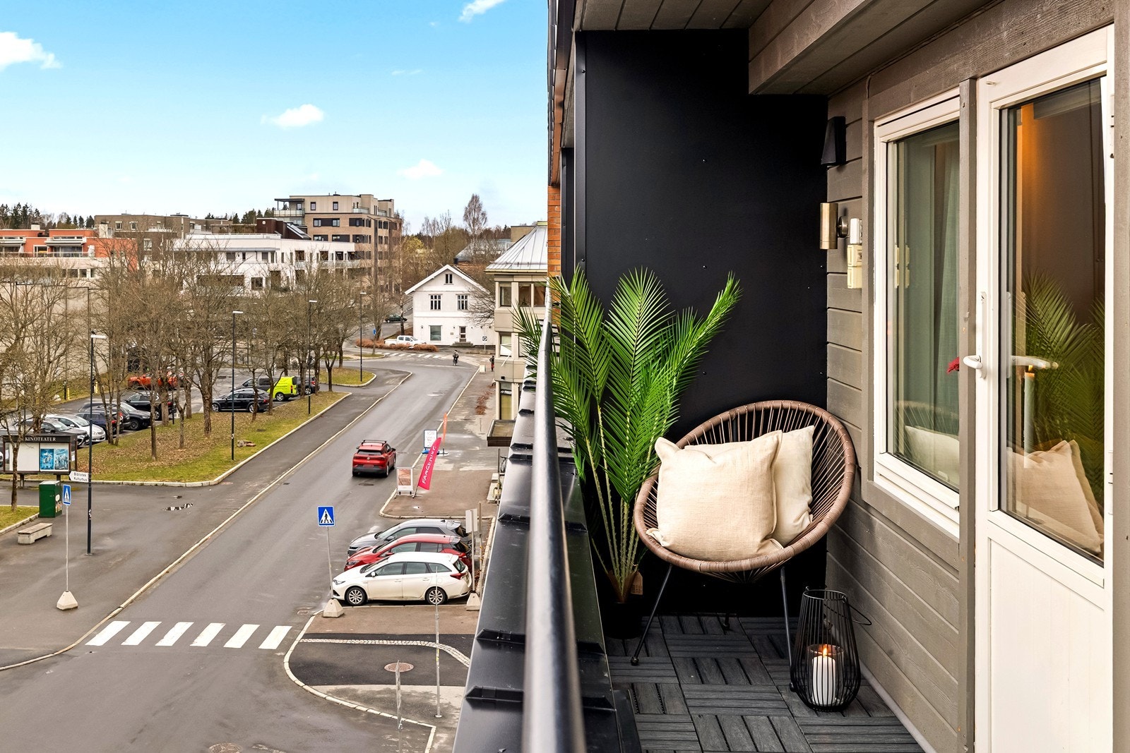 Utsikten fra balkongen gir et fint overblikk
over Ås sentrum. Galleribilde