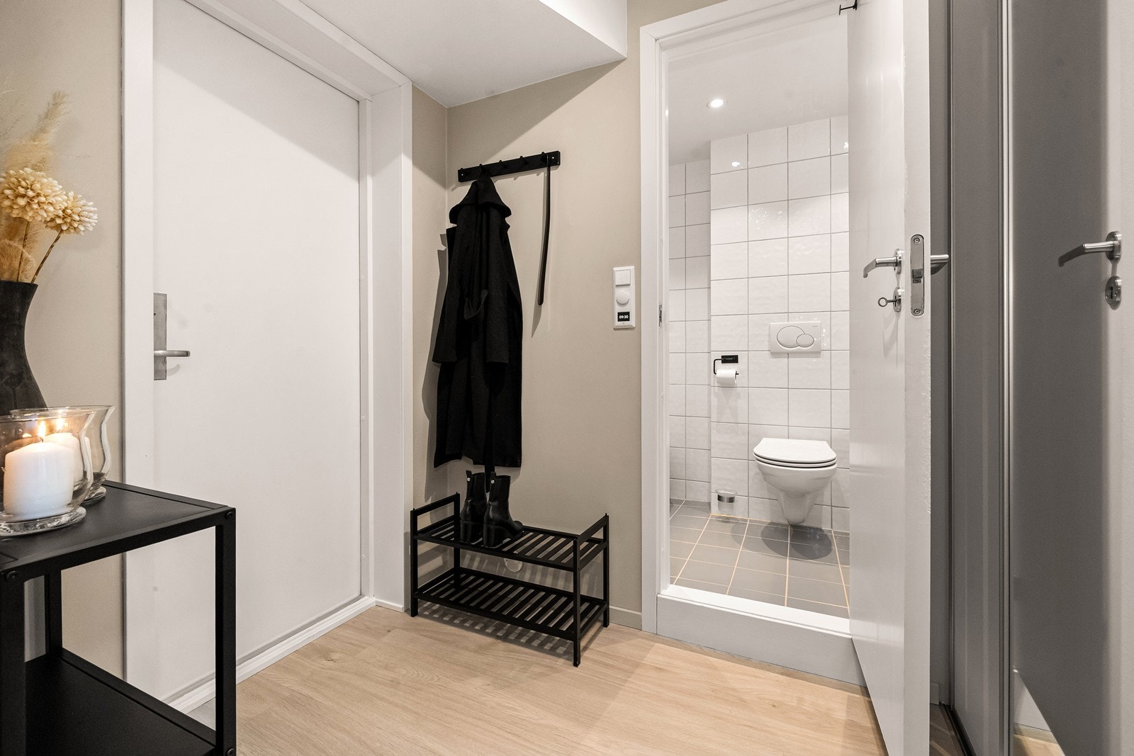 Leiligheten har en innbydende entré med god plass til både jakkeoppheng og skohyller. Galleribilde