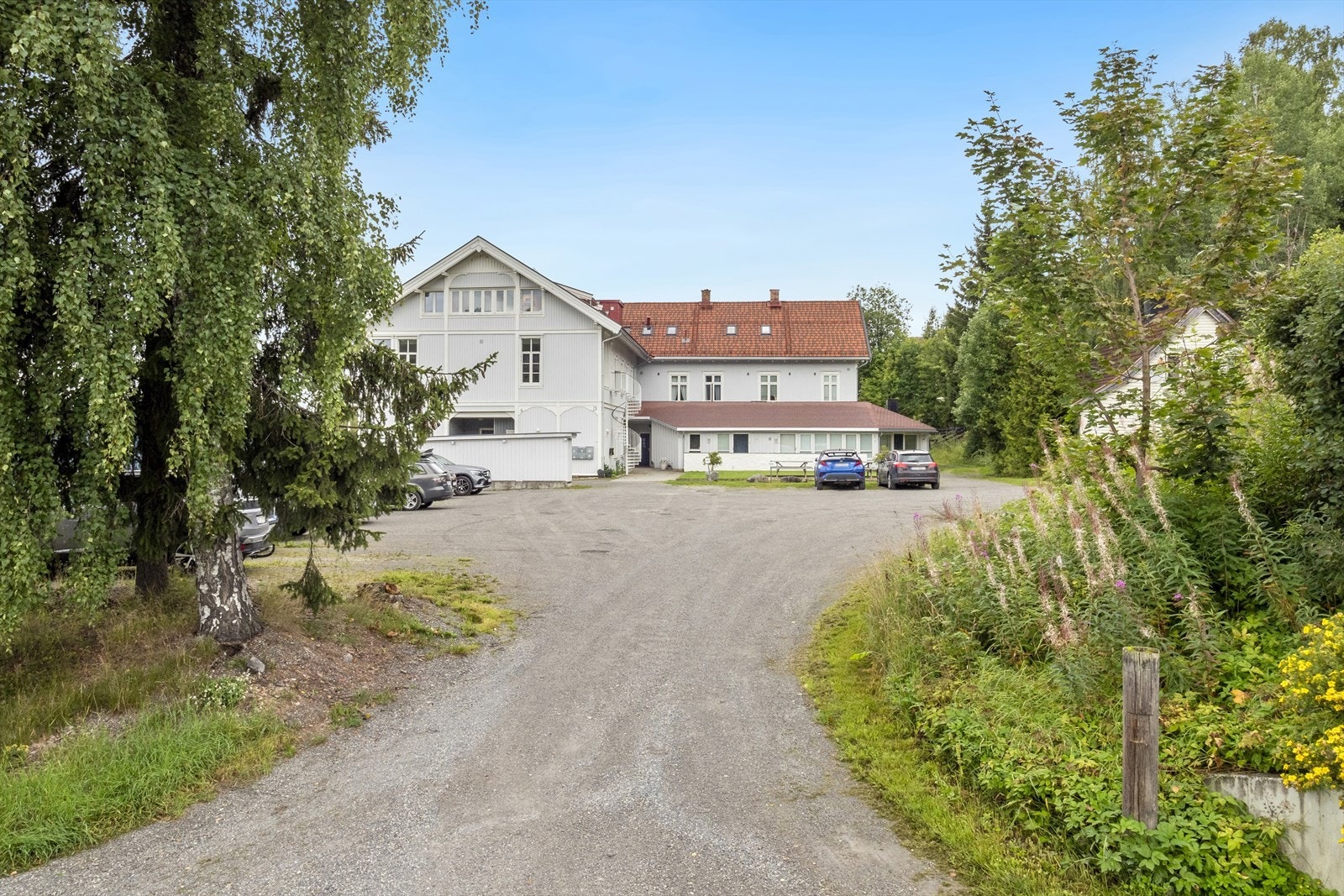 Innkjøring til eiendommen Galleribilde