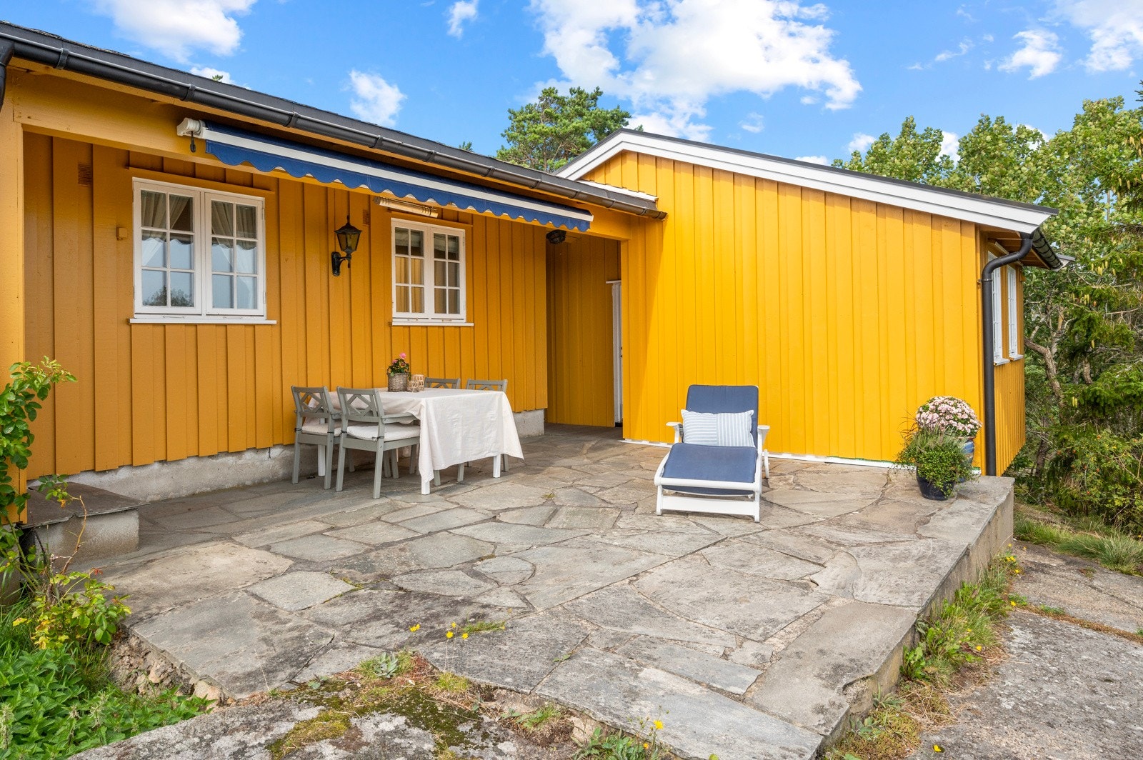 Uteplass med sjøutsikt og gode solforhold Galleribilde