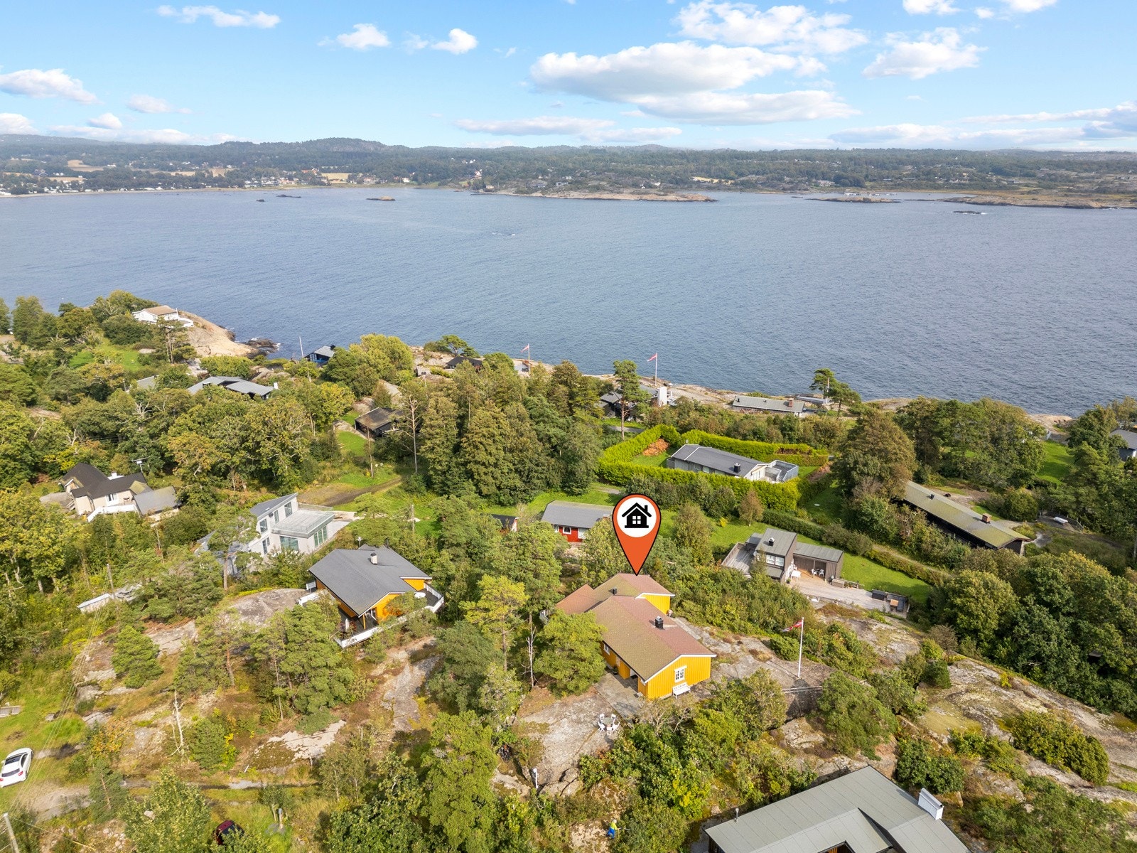 Velholdt hytte med flott beliggenhet, nydelig sjøutsikt og gode solforhold Galleribilde