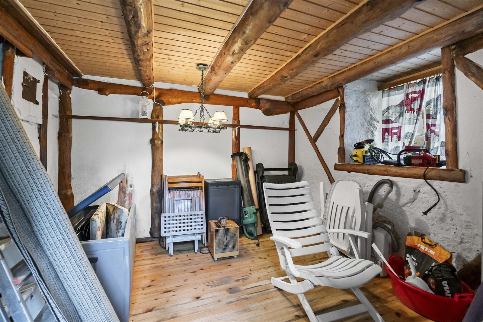 - Kjelleren rommer ca 10m² med en takhøyde på 2 meter - Galleribilde