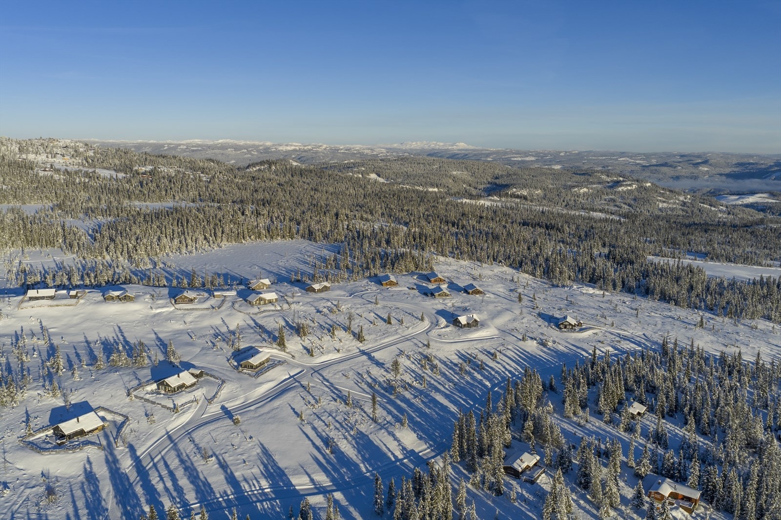 Her er det bare å spenne på seg skiene og gå rett ut i milevis med flotte skiløyper i vakker fjellterreng. Galleribilde