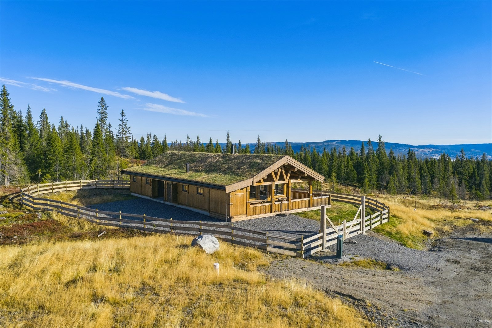 Her får du en nyere oppført hytte som kombinerer tradisjonelt uttrykk med moderne komfort - perfekt for deg som ønsker å nyte fjellets ro uten å gå på kompromiss med kvalitet og funksjonalitet. Galleribilde