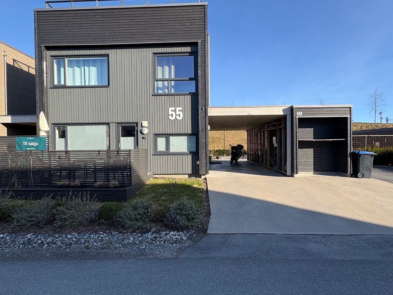 Carport og stor gårdsplass! Galleribilde