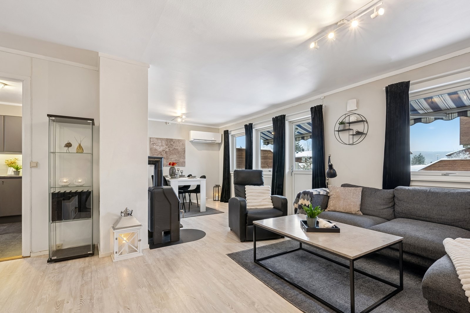 Stuen er et lyst og luftig rom med god plass til både sofagruppe og spisebord. Galleribilde