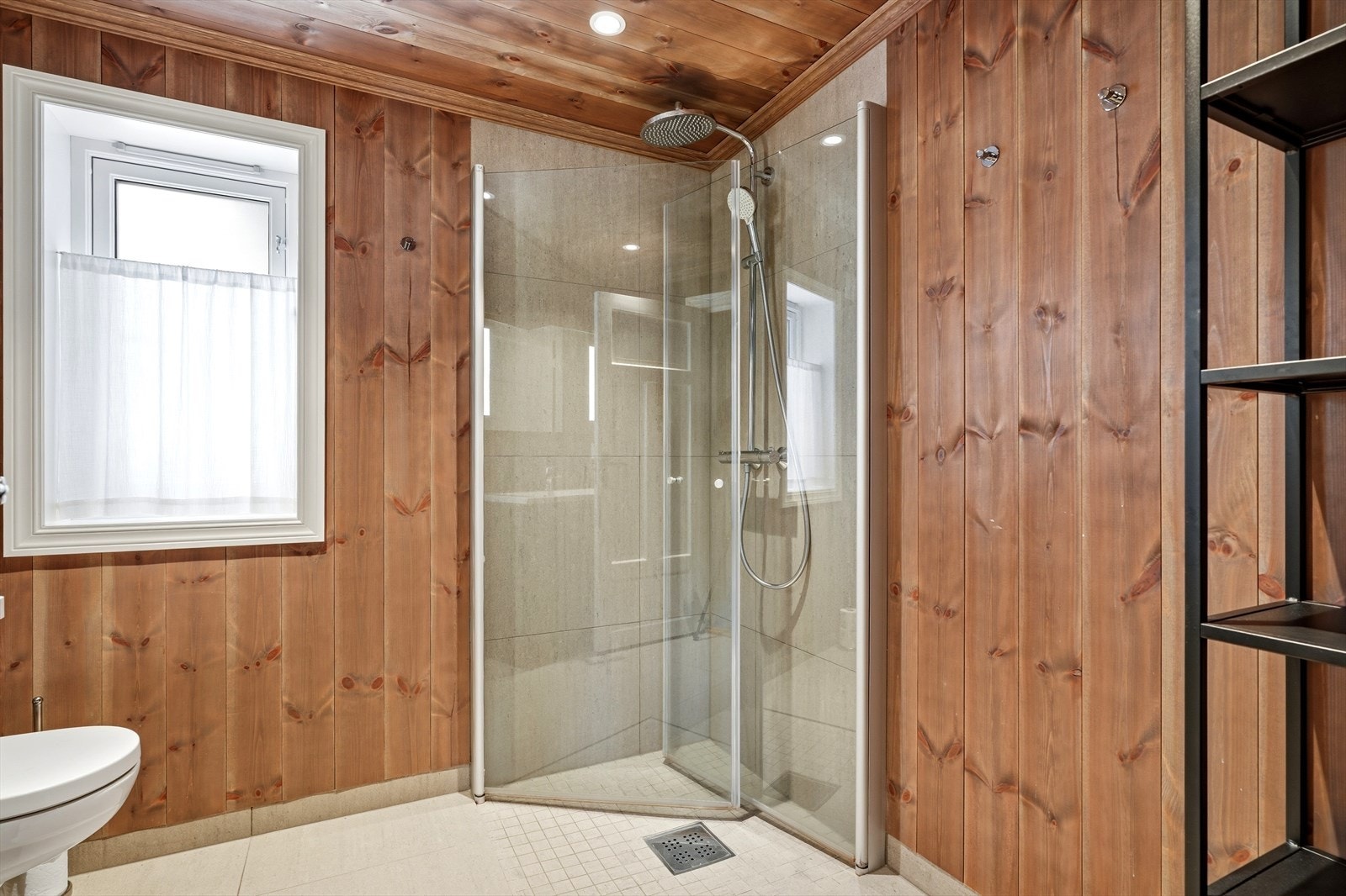 Badet har flislagt gulv med varmekabler og fliser i dusjsonen. Utførelsen er dokumentert med Isola Membra System. Galleribilde