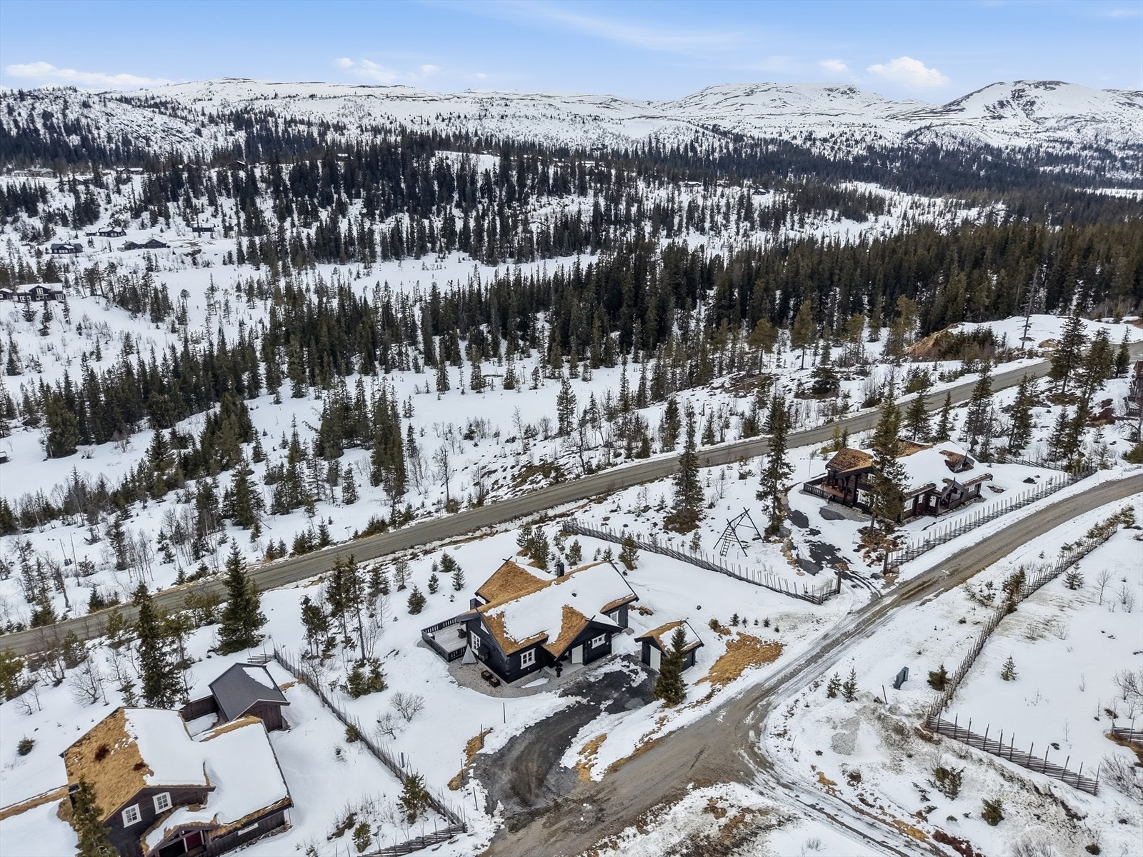 Med preparerte langrennsløyper kun 350 meter unna, er veien kort til det store løypenettet som strekker seg innover høyfjellsviddene. Galleribilde
