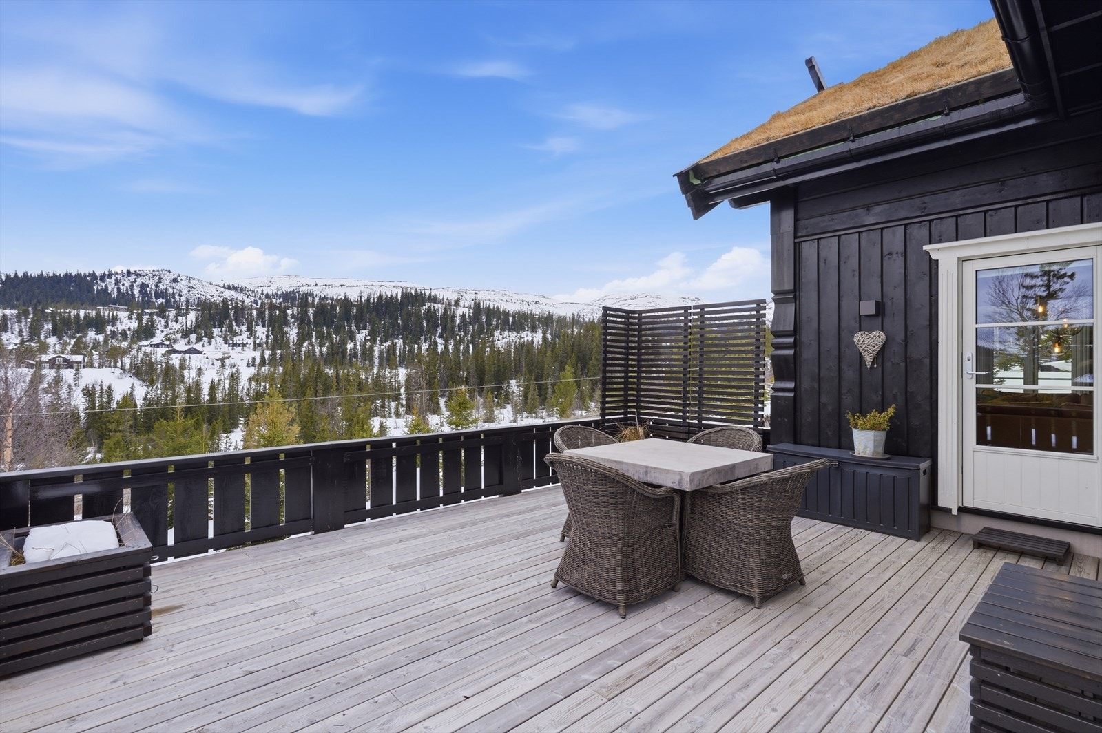 Fra stuen er det direkte utgang til en 30 m² stor terrasse. Her er det god plass til utemøbler for å nyte utsikten over fjellandskapet. Galleribilde