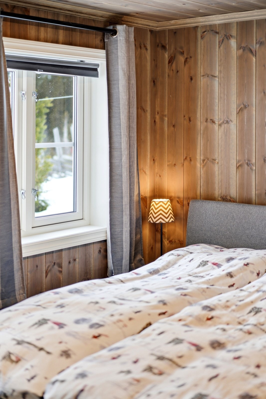 Vinduene på soverommet gir godt med dagslys og utsikt mot fjellandskapet. Galleribilde