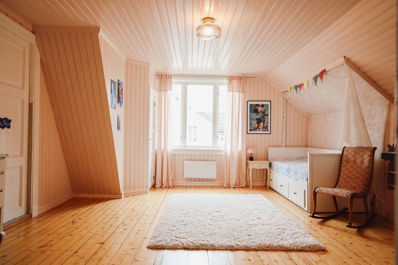 Soverommene har tregulv og vegger malt i ulike farger for et mer personlig preg. De største soverommene har garderobeløsninger i form av skyvedørsgarderobe, skap og kott. Galleribilde