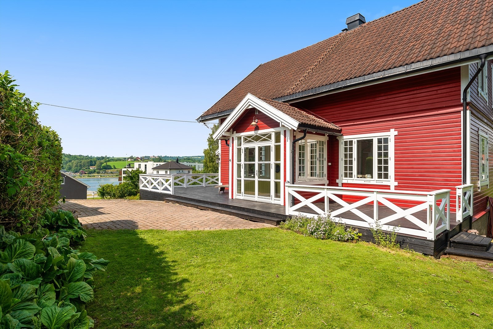 Solrik plassering og nydelig utsikt mot Vorma. Det er kort vei til både Vorma og Mjøsa, som begge har havner og båtforeninger. Videre kan det skiltes med nærhet til skoler, bhg og kollektiv transport. Galleribilde