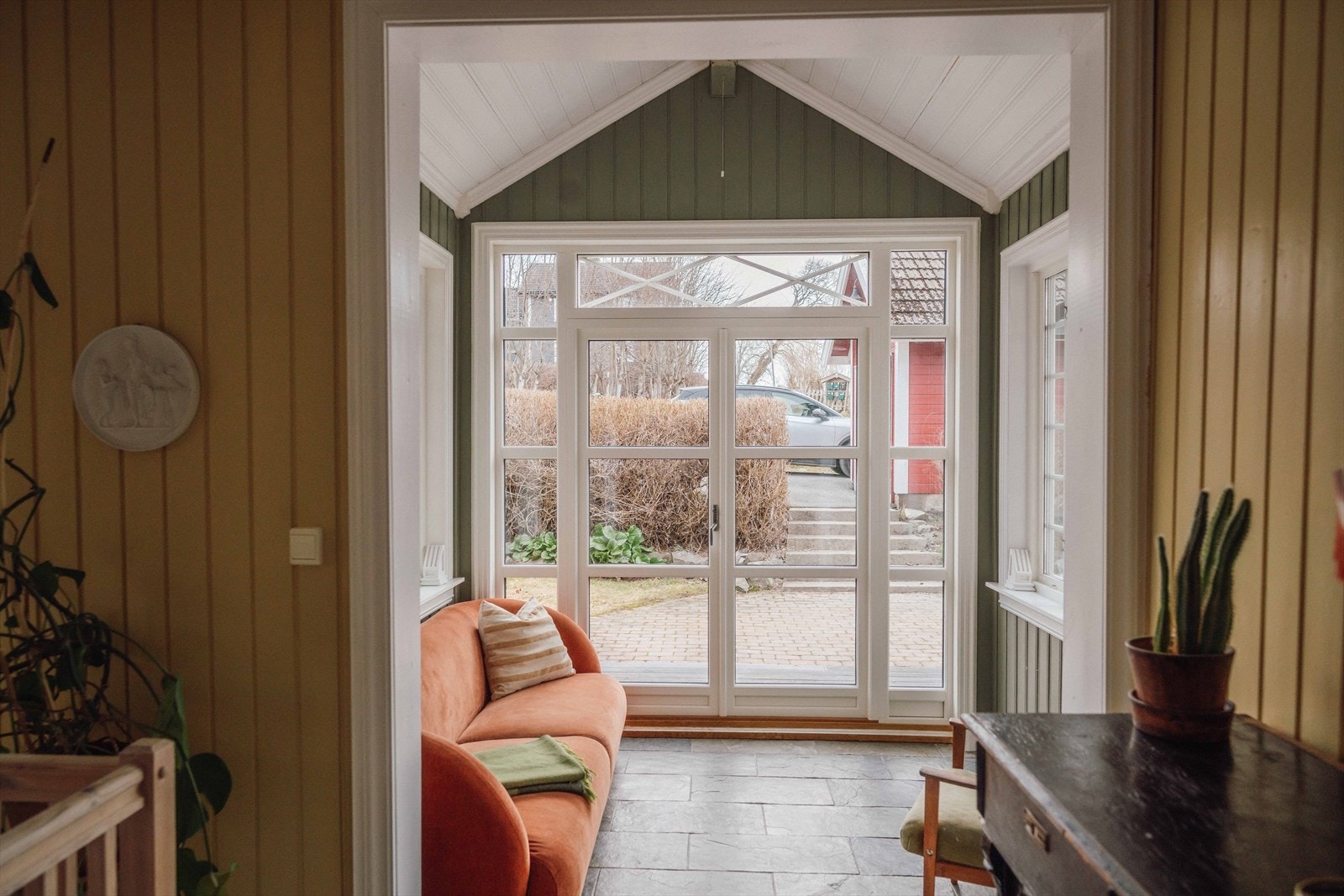 I forlengelse av stuen finner man en nydelig vinterhage med utgang til verandaen. Galleribilde