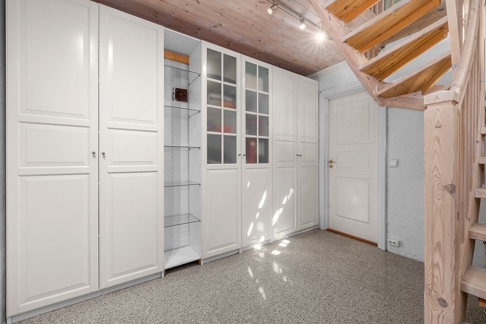 Godt med garderobe i trapperom i kjeller. Galleribilde