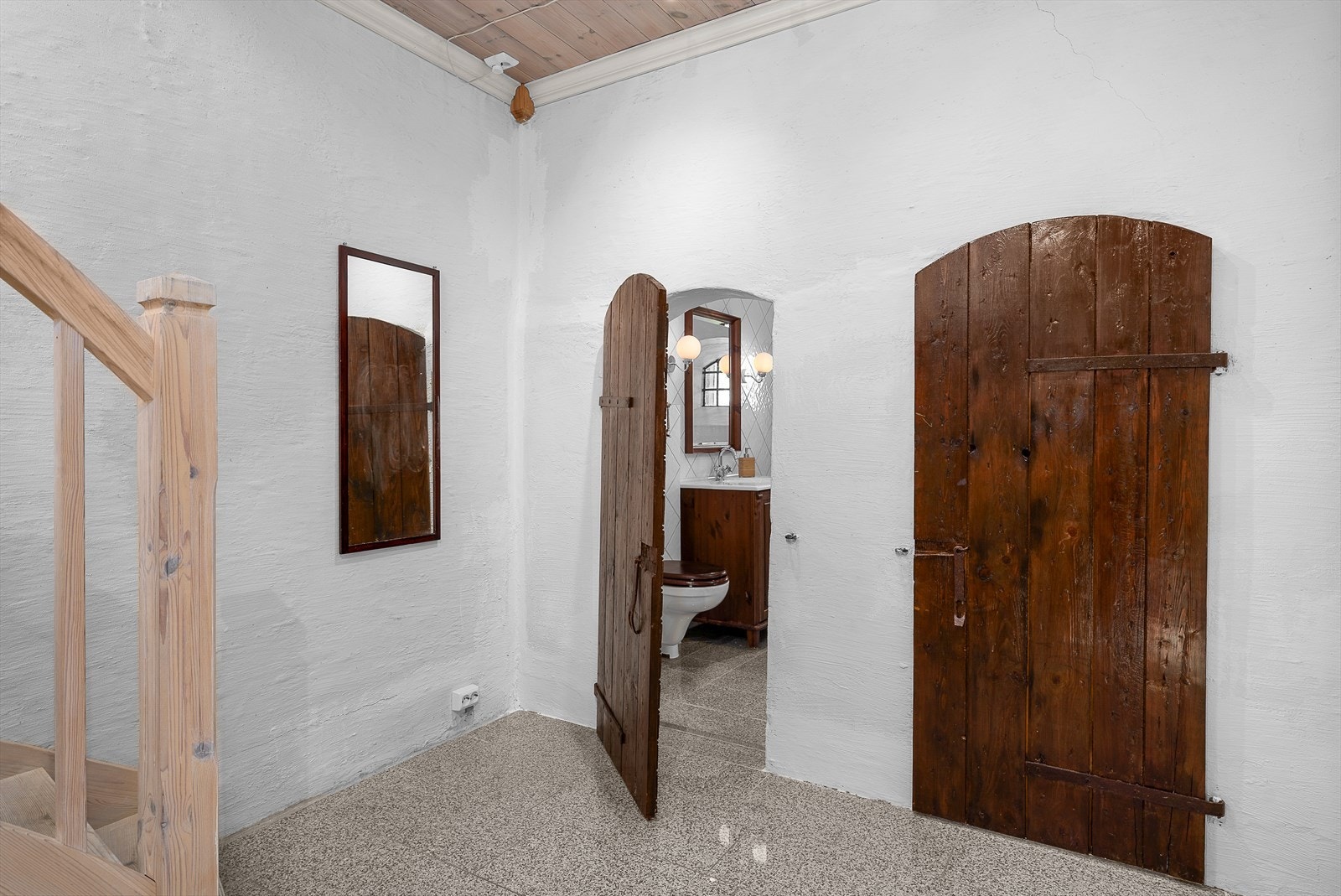 Det ene badet i underetasjen skiller seg ut med materialer og detaljer som gir et unikt særpreg. Galleribilde