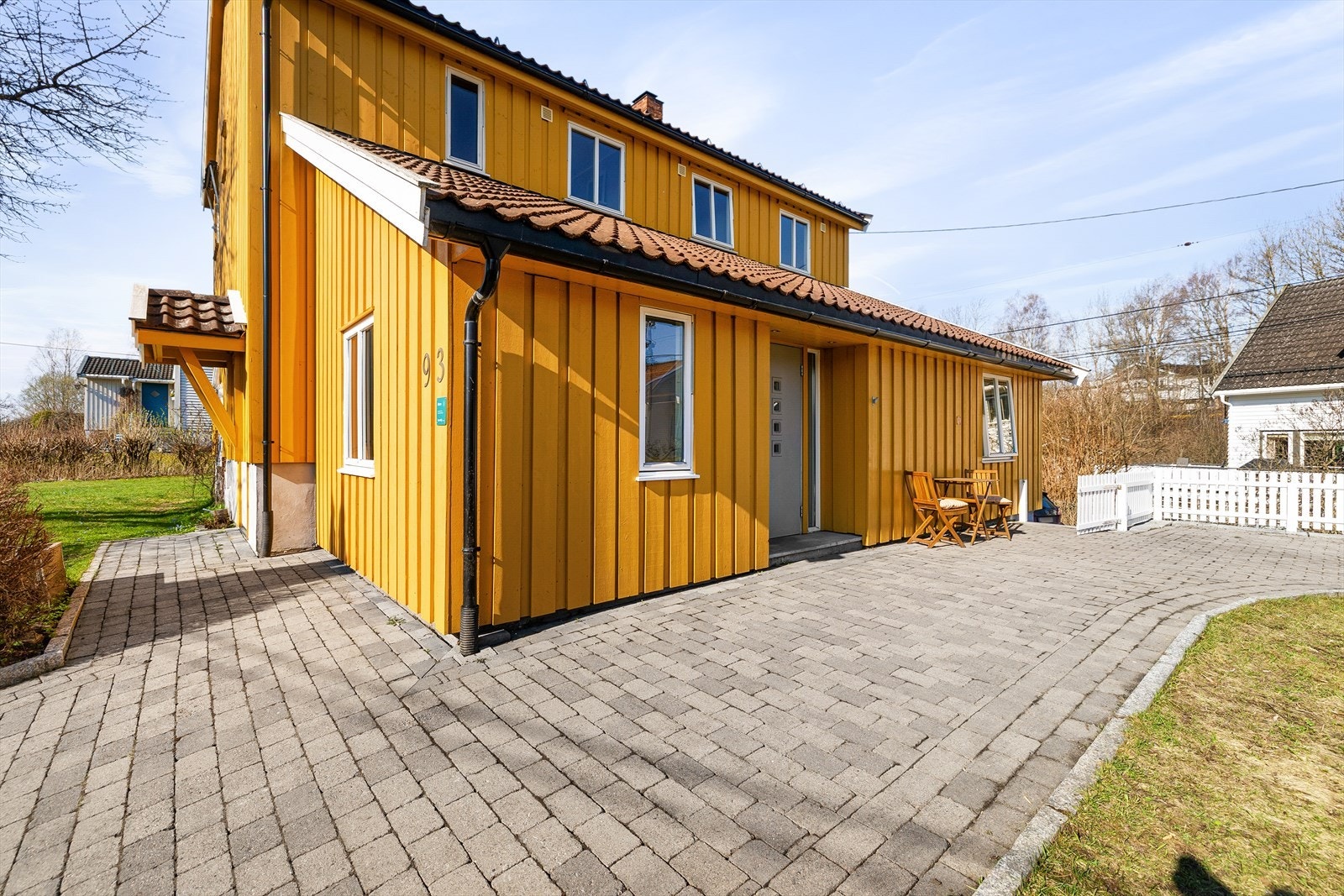 Innbydende førsteinntrykk med inngang til hovveddel på høyre hånd samt inngang til 2. etasjen til venstre. Galleribilde