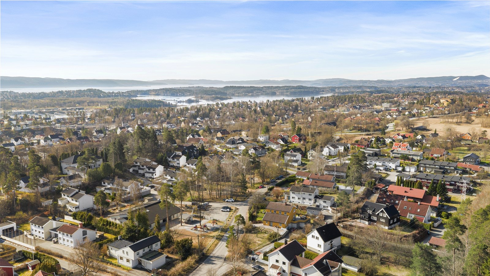 Barnehage og lekeplass rett over veien. Galleribilde