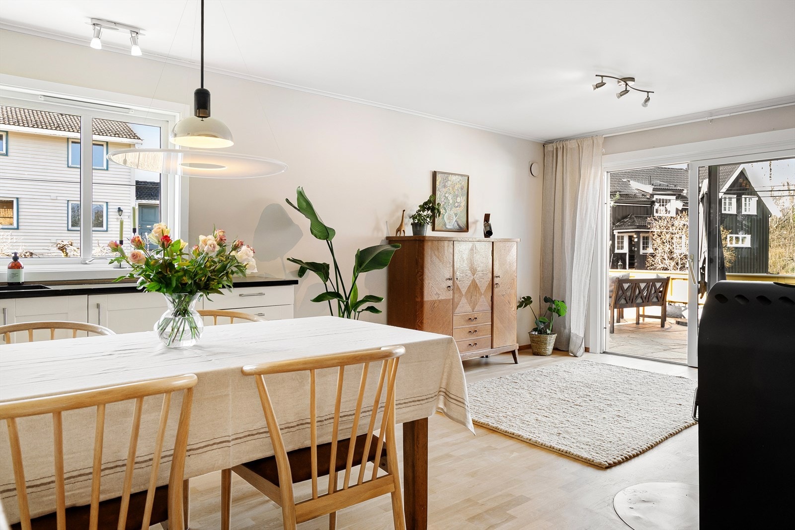 Her er det vedovn som varmer godt på kjølige dager og god plass til en stor spisegruppe som rommer plass til mange gjester - perfekt for lange og hyggelige middager med familie og/eller venner. Galleribilde