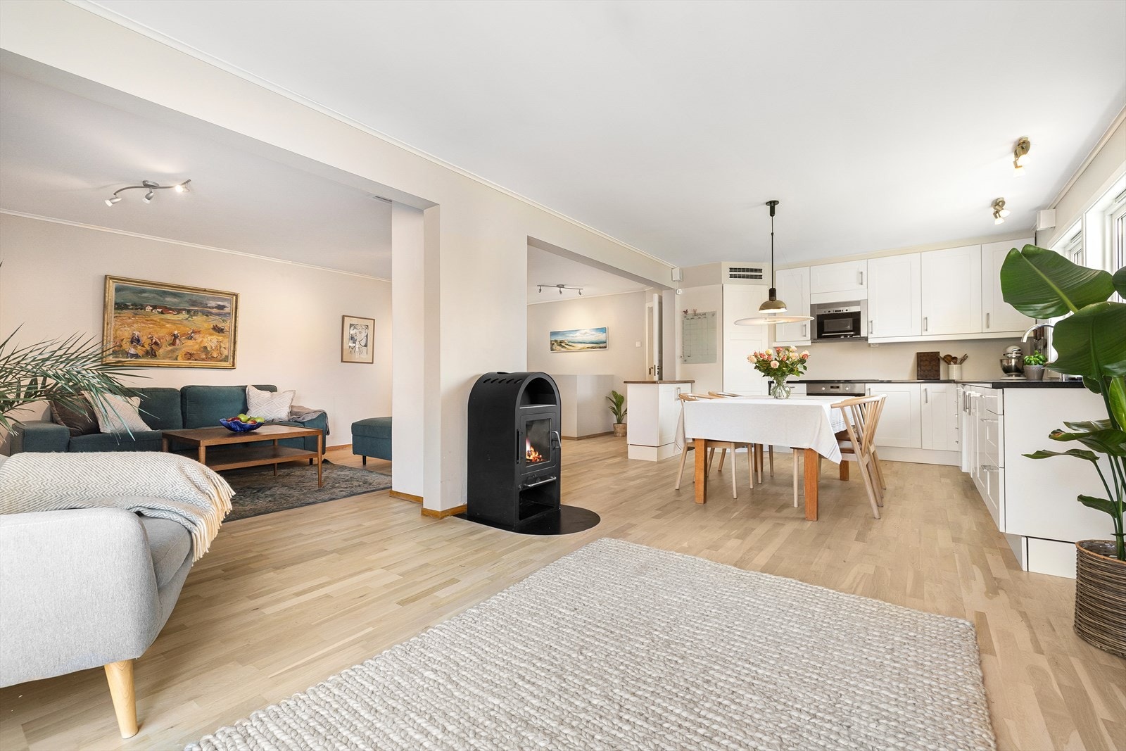 Fra entréen kommer du inn til samlingspunktet i boligen - den delikate stuen. Det er vindusflater som gir godt med naturlig lysinnslipp og parkett på gulv, som bidrar til en behagelig atmosfære i rommet. Galleribilde