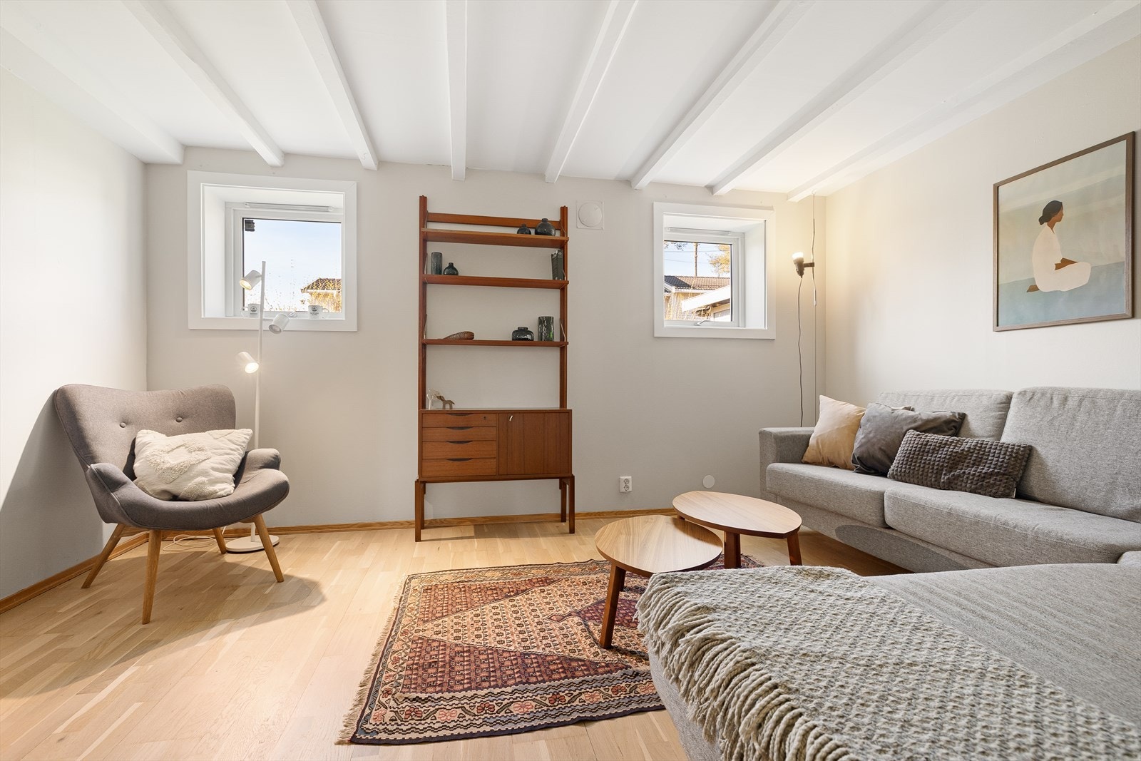 I underetasjen er det to store rom (benyttet som soverom og kjellerstue) med 3-stavs parkett på gulv og gode bruksmuligheter. Galleribilde