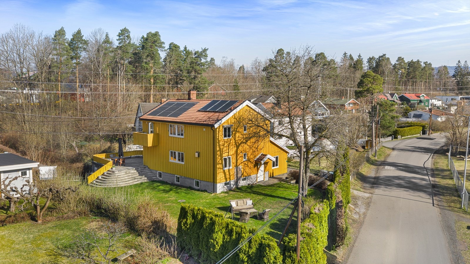 Det er montert solceller og solfangere på tak. Galleribilde