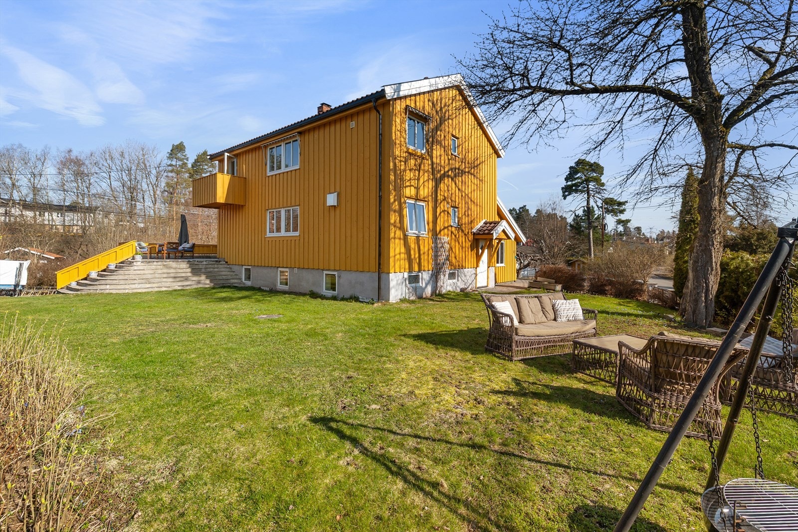 Stort og solrikt uteområde med flere bruksmuligheter. Galleribilde
