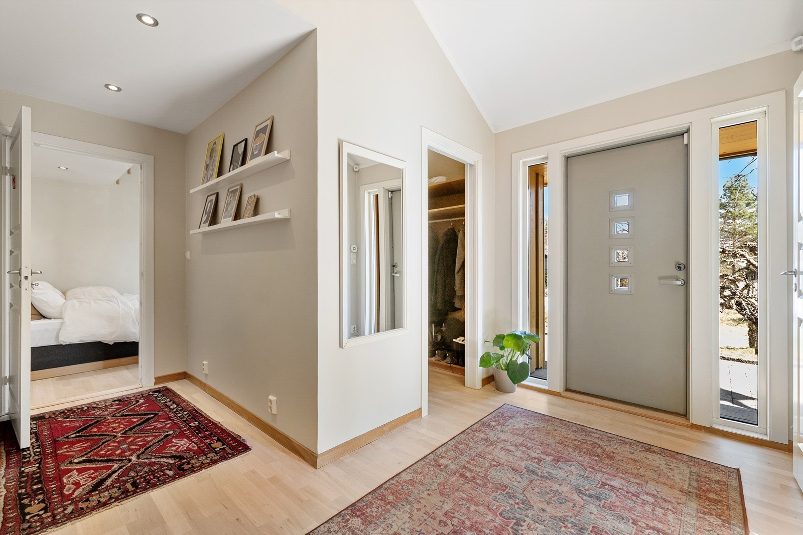 Velkommen inn! En romslig og innbydende entré med god takhøyde og mye lysinnslipp. Galleribilde