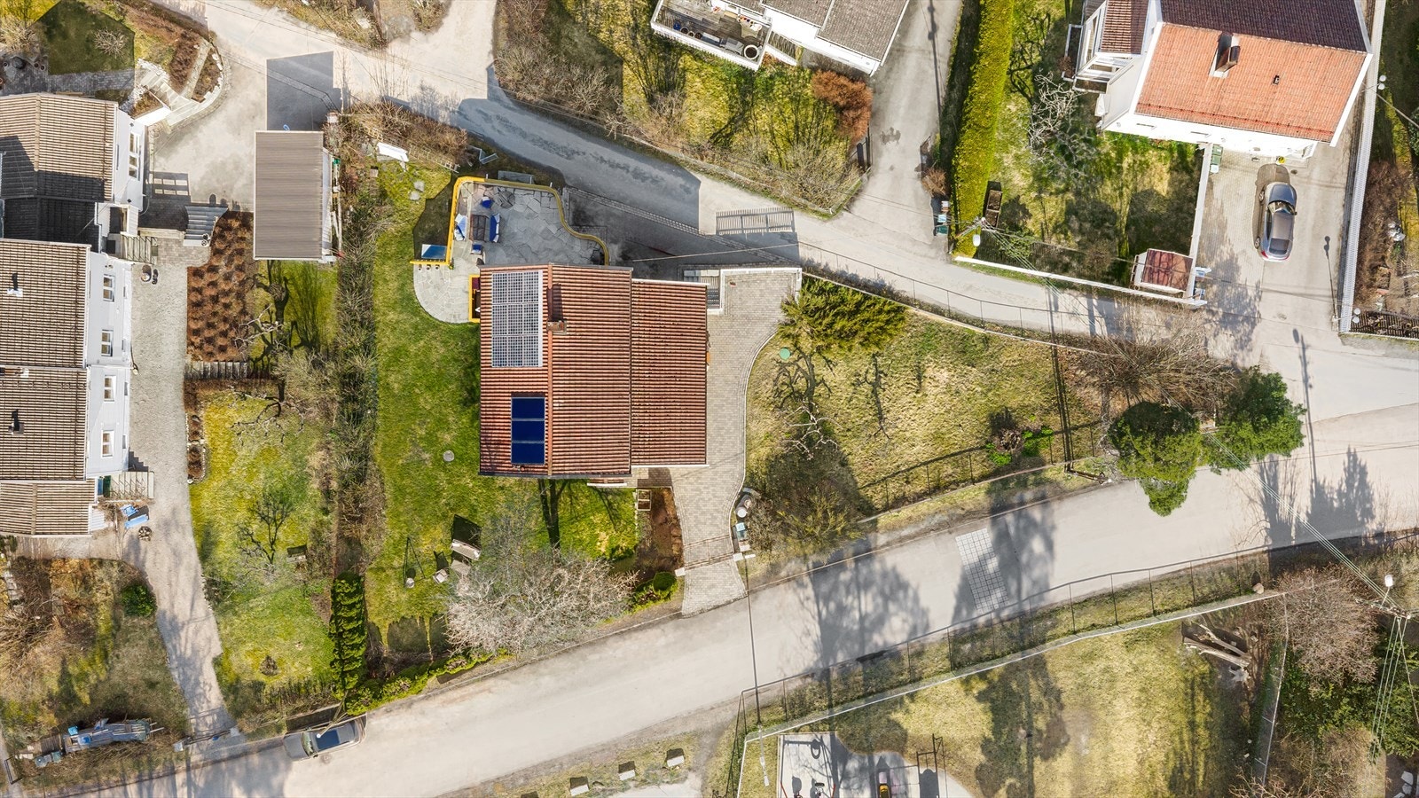 Boligen har en unik og romslig hjørnetomt med flere soner man kan oppholde seg. Galleribilde