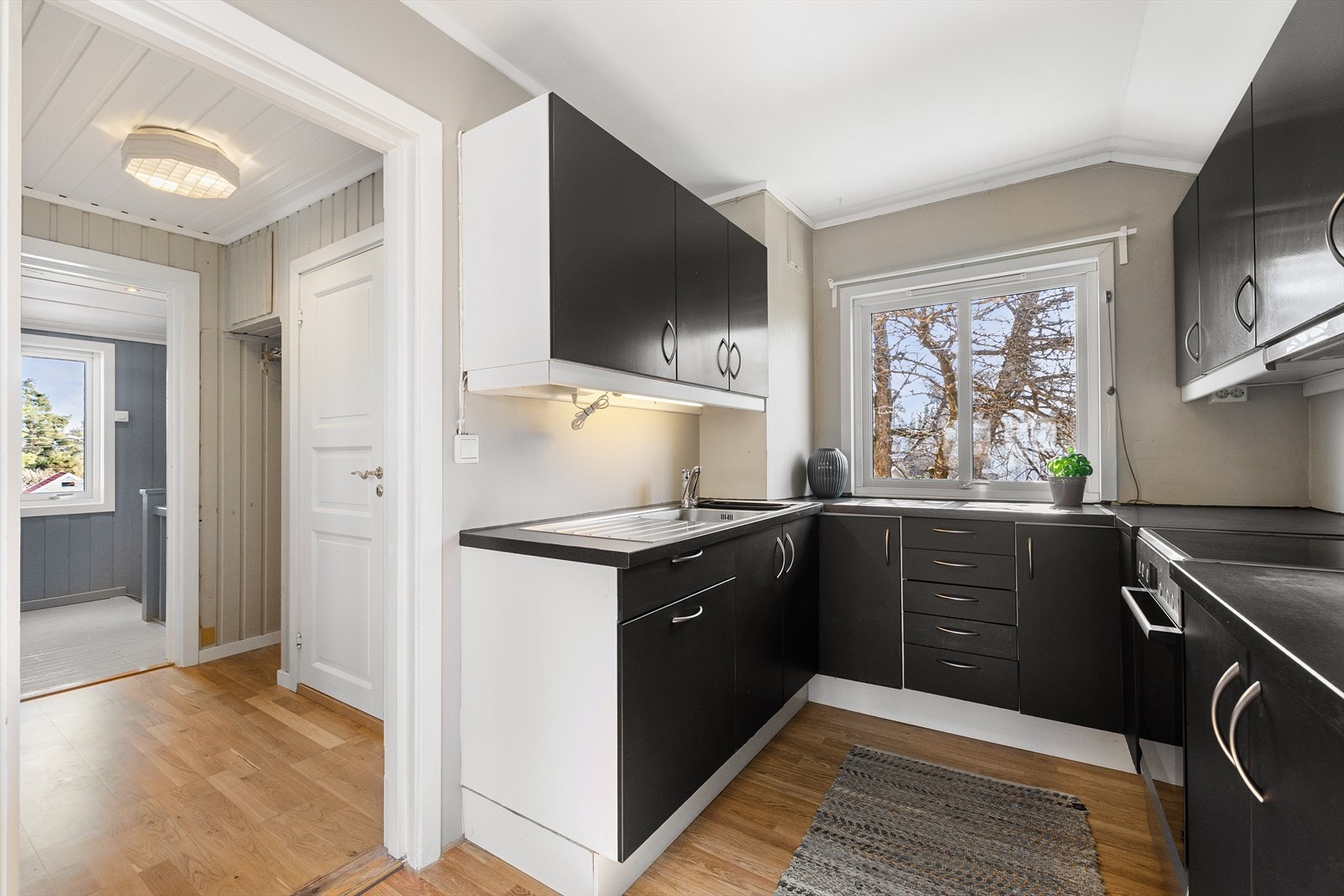I boligens 2. etasje finner man kjøkken nr. 2 med glatte fronter. Kjøkkeninnredningen fra IKEA har benkeplate i laminat med topplimt metallvask og ettgreps kjøkkenarmatur. Galleribilde