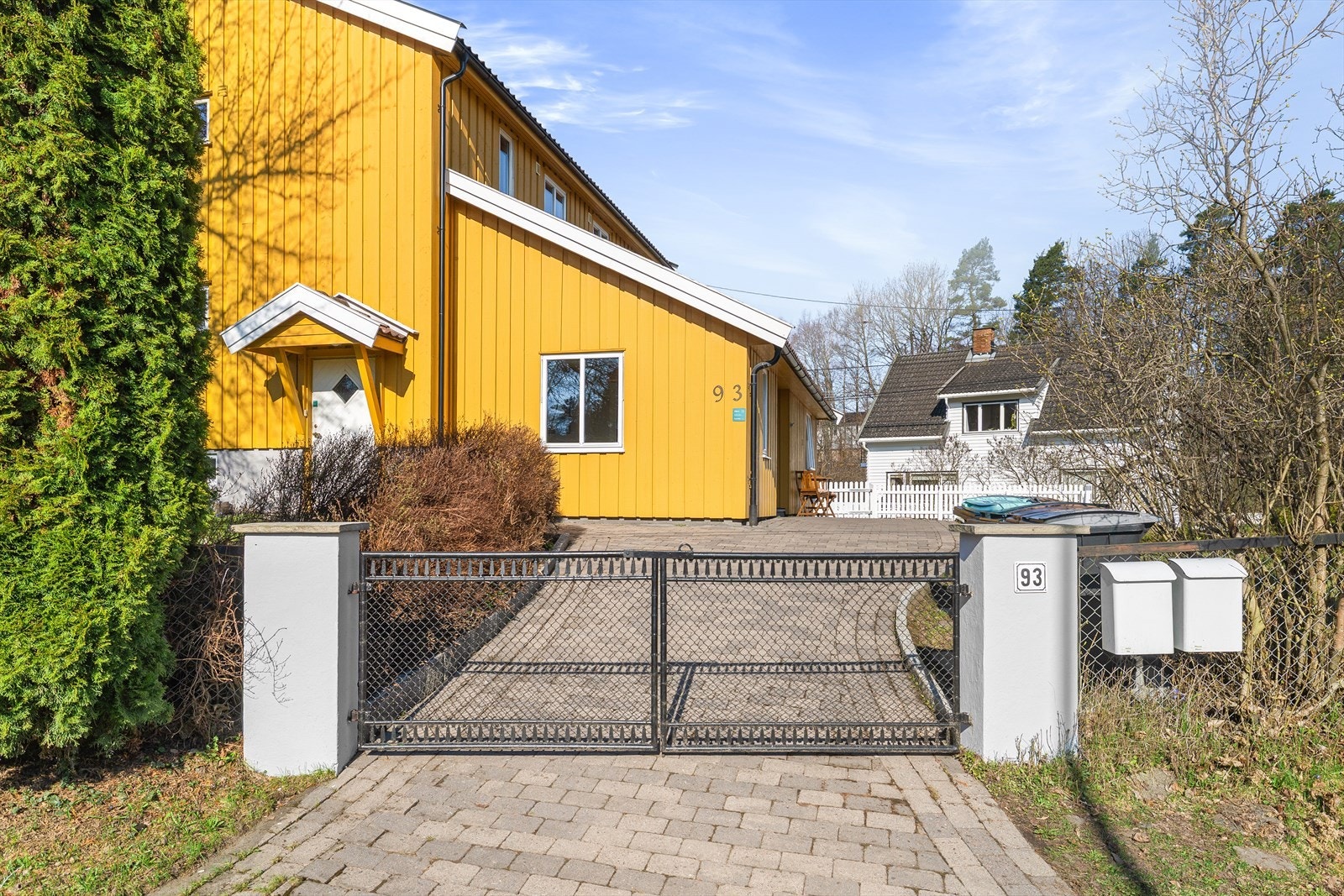 Dette er en flott mulighet til å sikre seg en meget innholdsrik familie- eller generasjonsbolig med solrik hjørnetomt, i et populært villaområde på Øvre Stabekk. Galleribilde