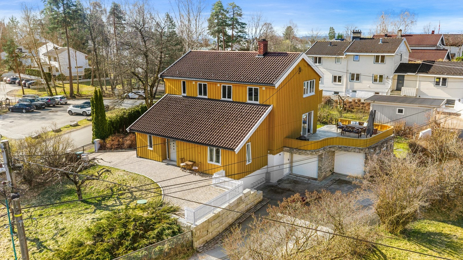 Her er det kort gangavstand til offentlig kommunikasjon, flotte turmuligheter i Skallumskogen med andedam, Ballerud Golf, skoler, barnehage rett over veien og en rekke servicetilbud som Bekkestua senteret. Galleribilde