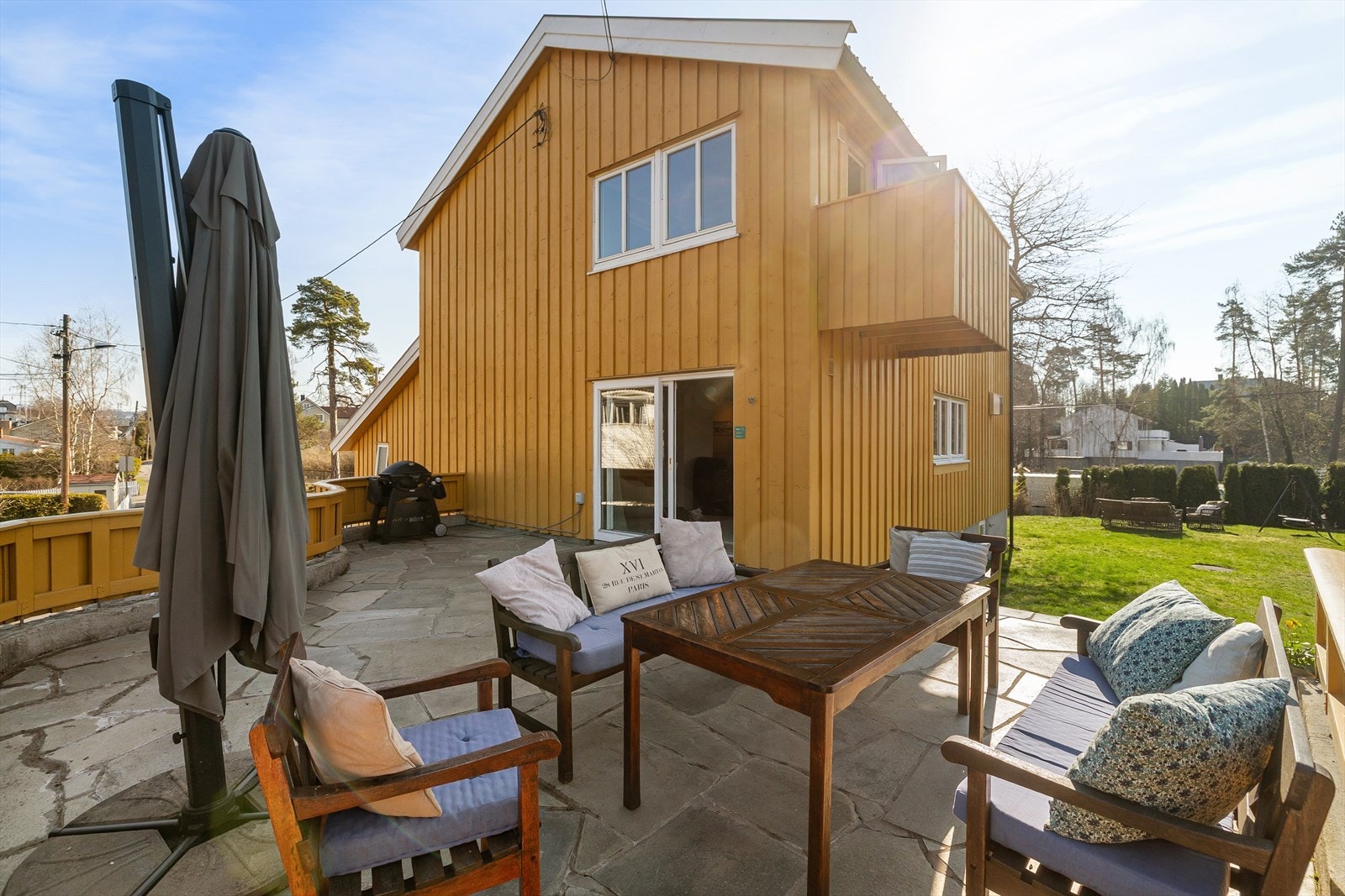 Her kan man grille og nyte finværet imens barna leker i hagen. Galleribilde