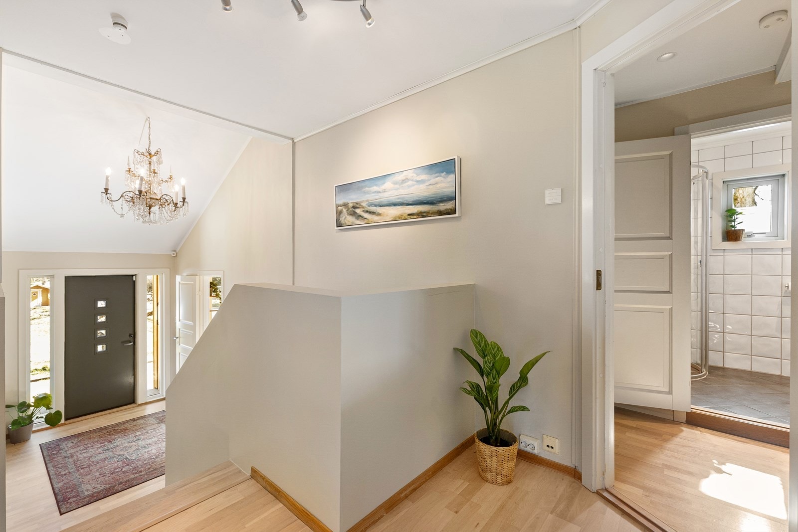 Fra entreen går man opp til boligens andre etasje hvor oppholdsrommene ligger. Galleribilde