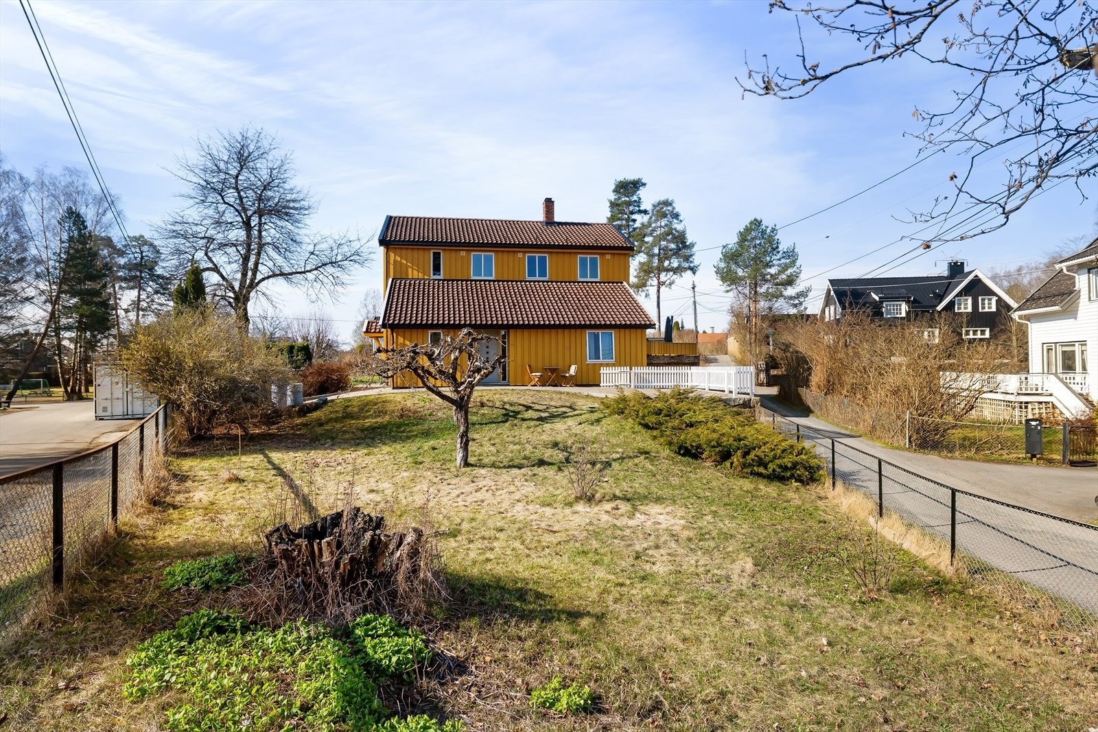 Uteområdet har meget gode solforhold, med sol fra morgen og til kveld rundt hele huset. Her er det godt med rom for lek, grill og hygge! Galleribilde