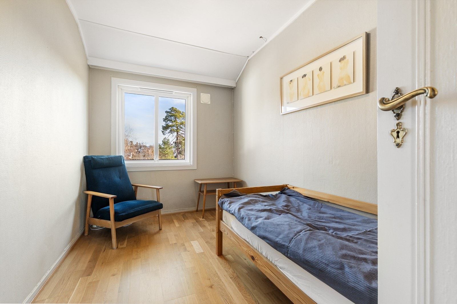 Soverom 2 kan eksempelvis benyttes som barnerom og har plass til seng og kommode. Galleribilde