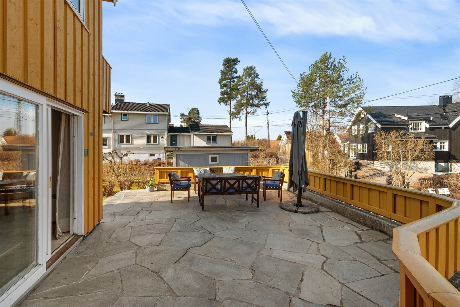 Verandaen har god plass til en romslig spisegruppe og har gode solforhold på kveldstid. Galleribilde
