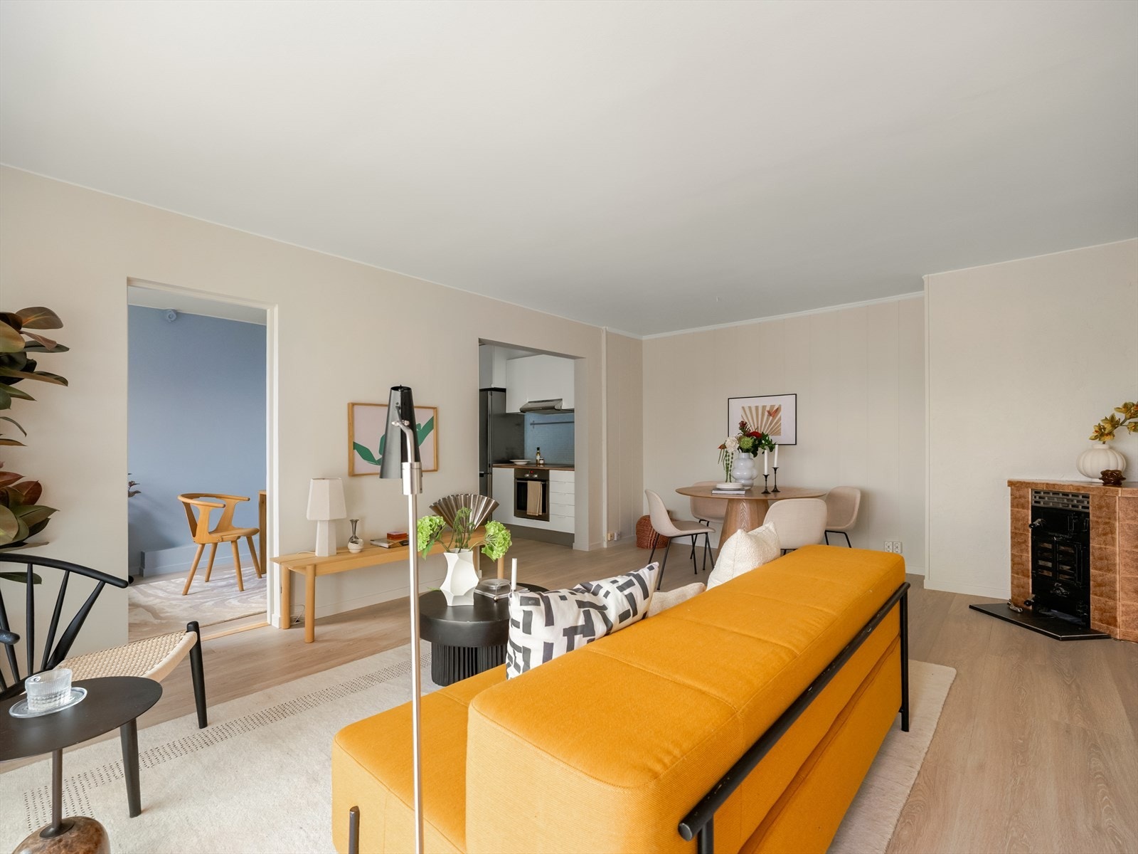 Stor og åpen stue med god plass til en stor sofagruppe og en separat spisestue. Galleribilde