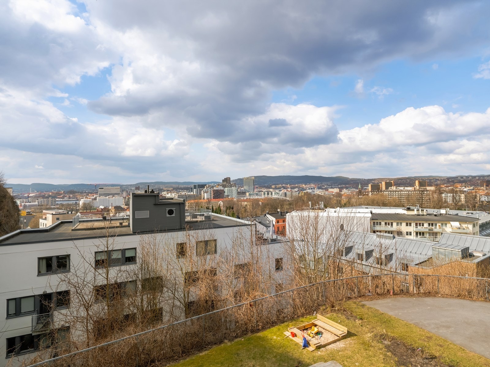 Fra balkongen har du utsikt over hele Oslo. Galleribilde