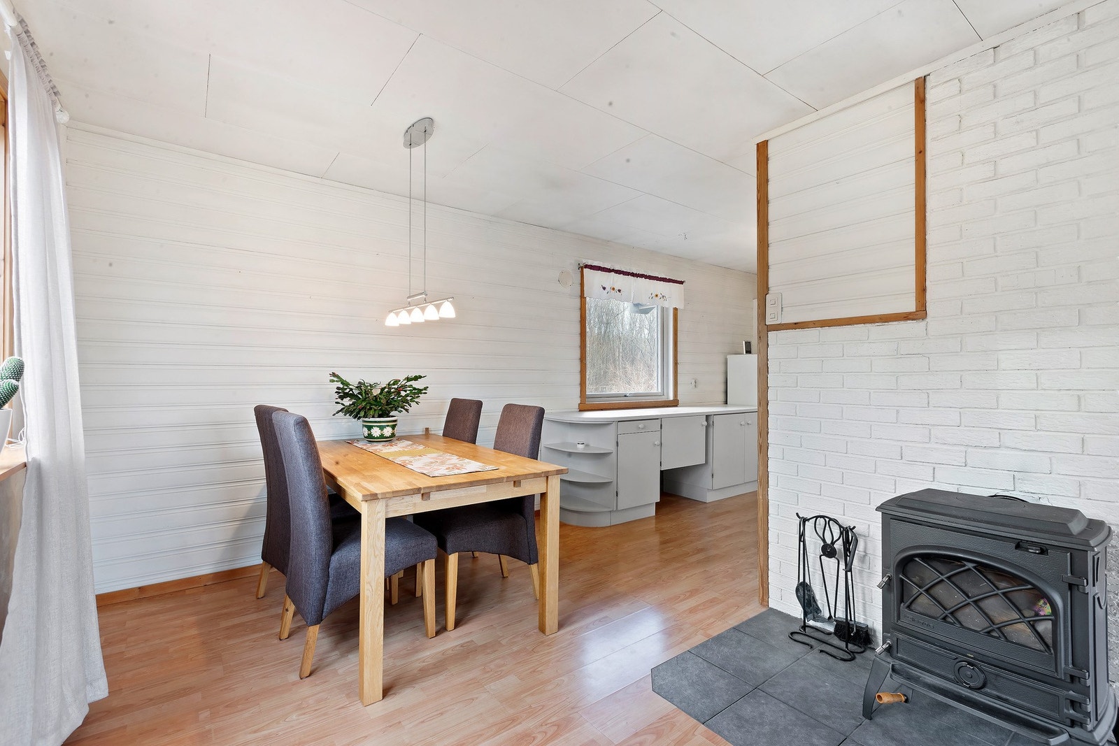 Plass til spisebord i tilknytning til kjøkken. Galleribilde