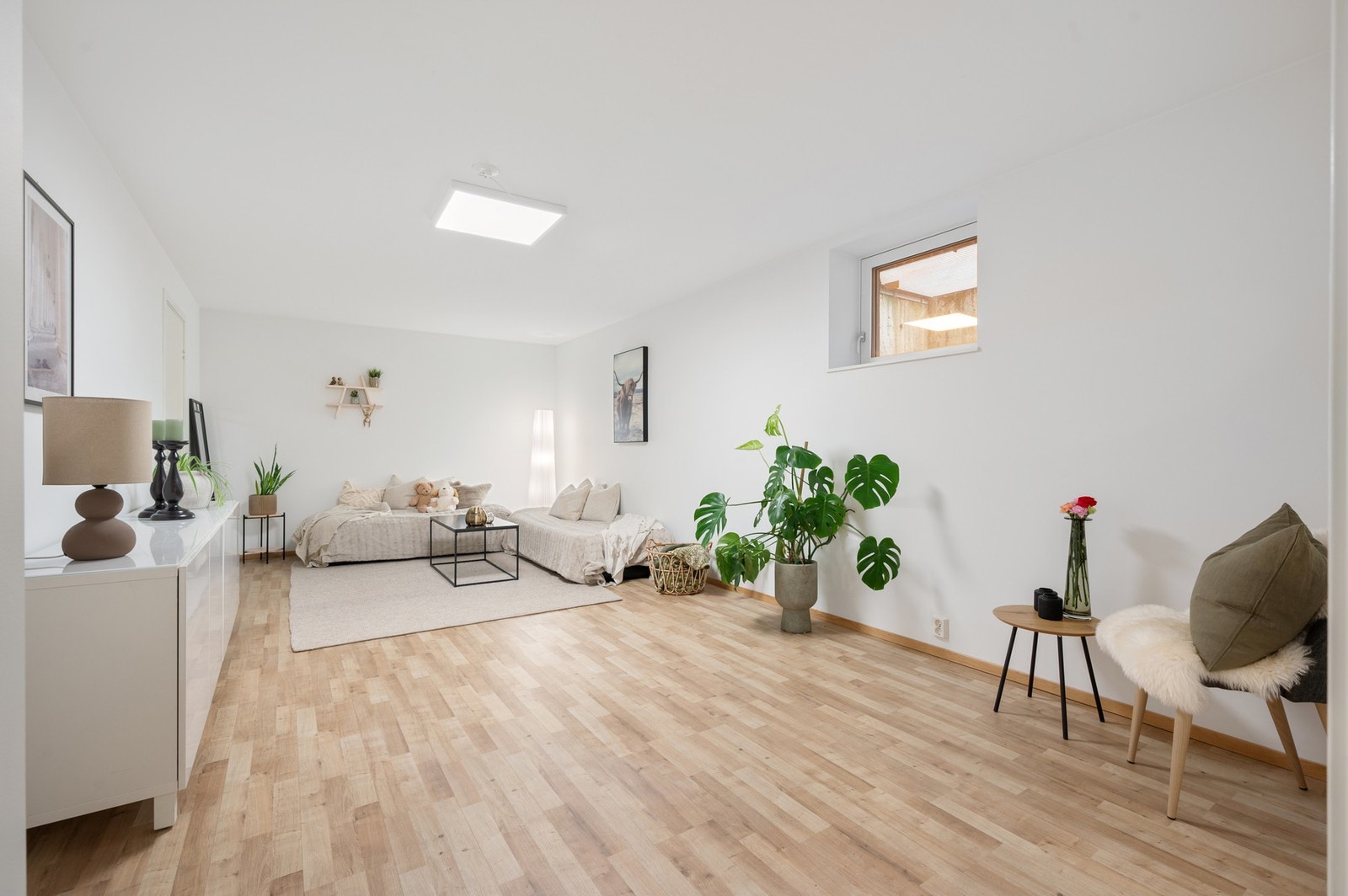 Lys og trivelig kjellerstue på 23,9 kvadratmeter. Perfekt for en barnefamilie. Galleribilde